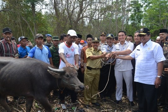 HBA dan Zumi Zola sebelum pemotongan kerbau di Ujung Jabung